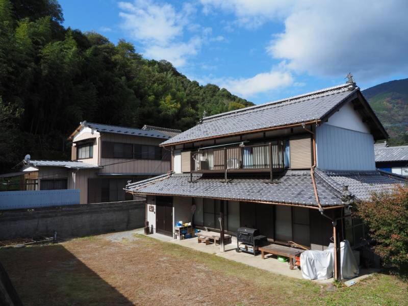 四国旅行のhub拠点 古民家ゲストハウス Heso Camp Miyoshi  Zewnętrze zdjęcie