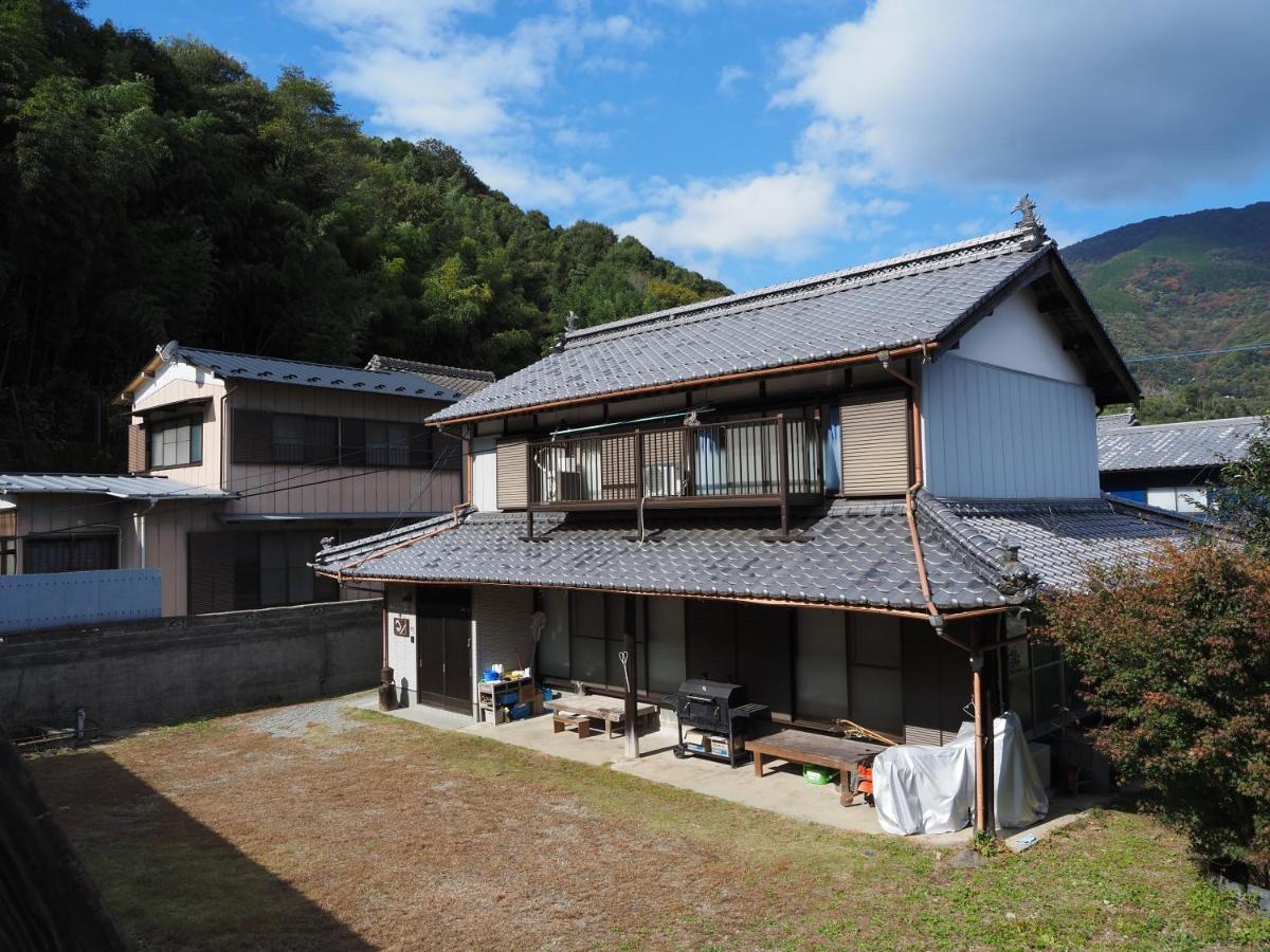 四国旅行のhub拠点 古民家ゲストハウス Heso Camp Miyoshi  Zewnętrze zdjęcie